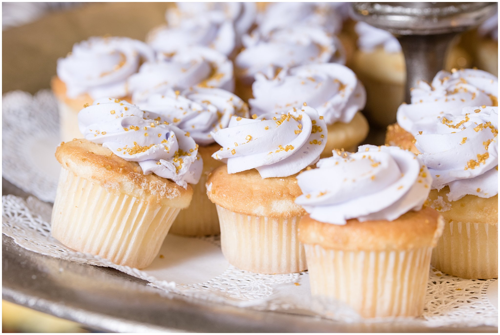 Details of wedding food | Wedding cupcakes with icing | Jessie and Dallin Photography