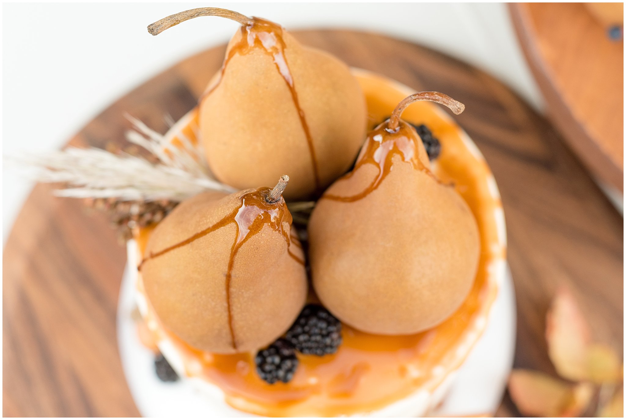 Drizzled caramel on pears and blackberries fall wedding cake inspiration | Jessie and Dallin Photography