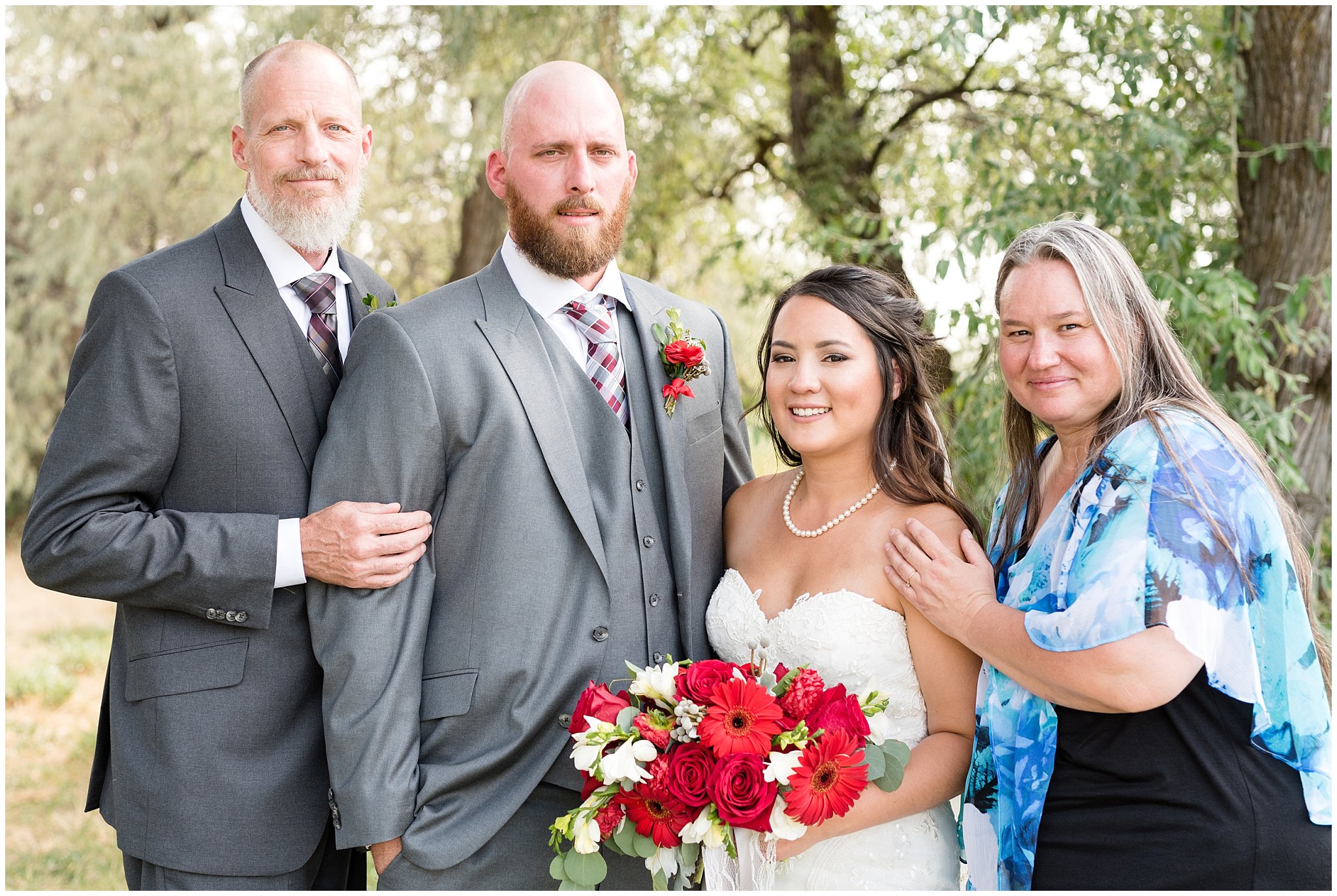 Bride, groom and brides family | Red and Grey wedding | Davis County Outdoor Wedding | Jessie and Dallin Photography
