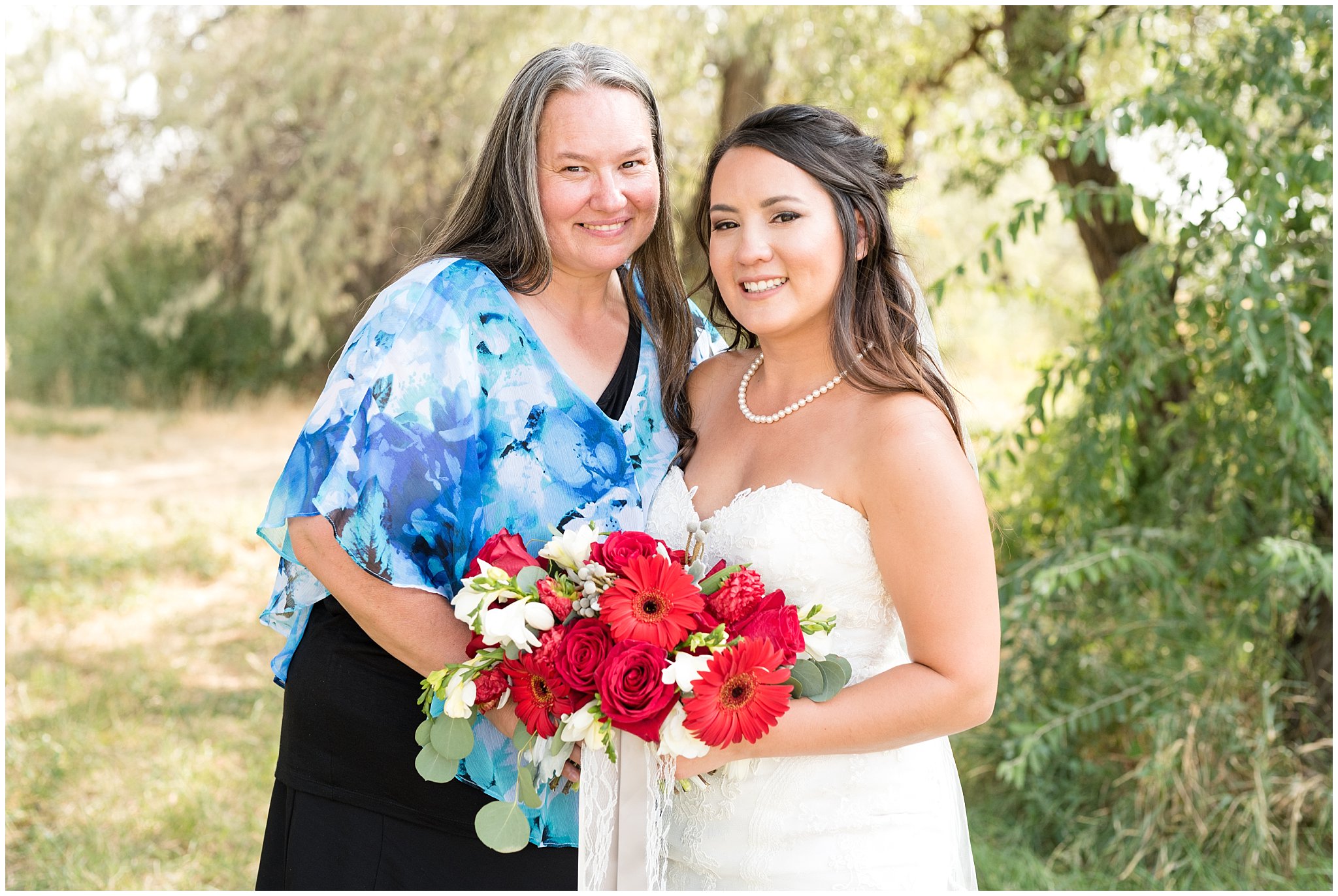 Bride and her mom with bouquet | Red and Grey wedding | Davis County Outdoor Wedding | Jessie and Dallin Photography
