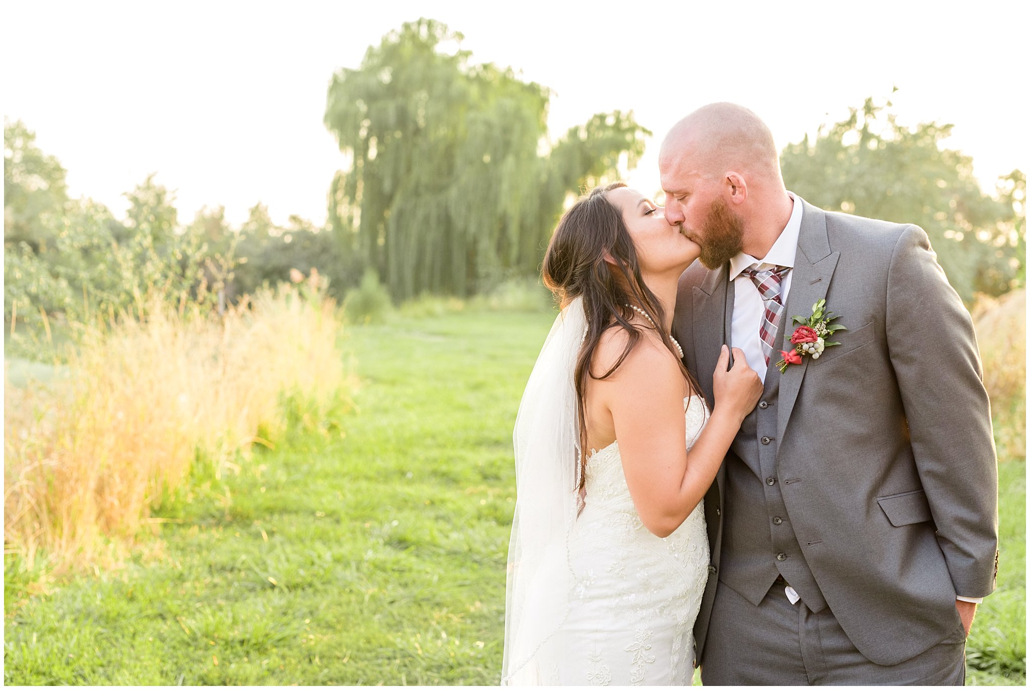 Layton Wedding Photography | Bride and groom kiss | Jessie and Dallin Photography