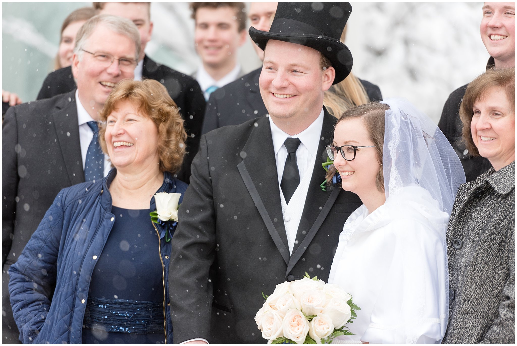Bountiful Temple Wedding Utah | Winter wedding at the Bountiful temple | Bride and groom with family in the snow | Jessie and Dallin Photography