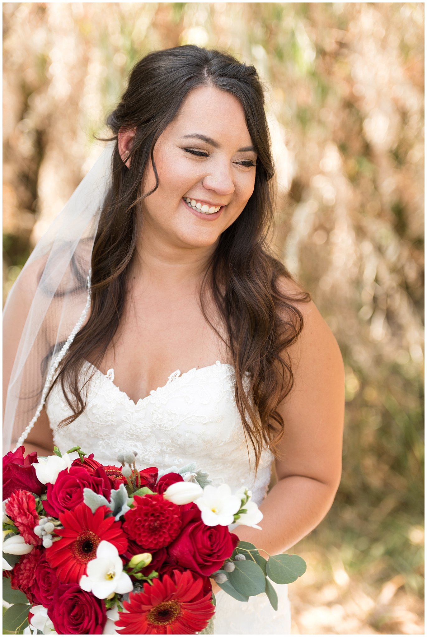 Davis County Wedding | Bride with red rose bouquet | Jessie and Dallin Photography