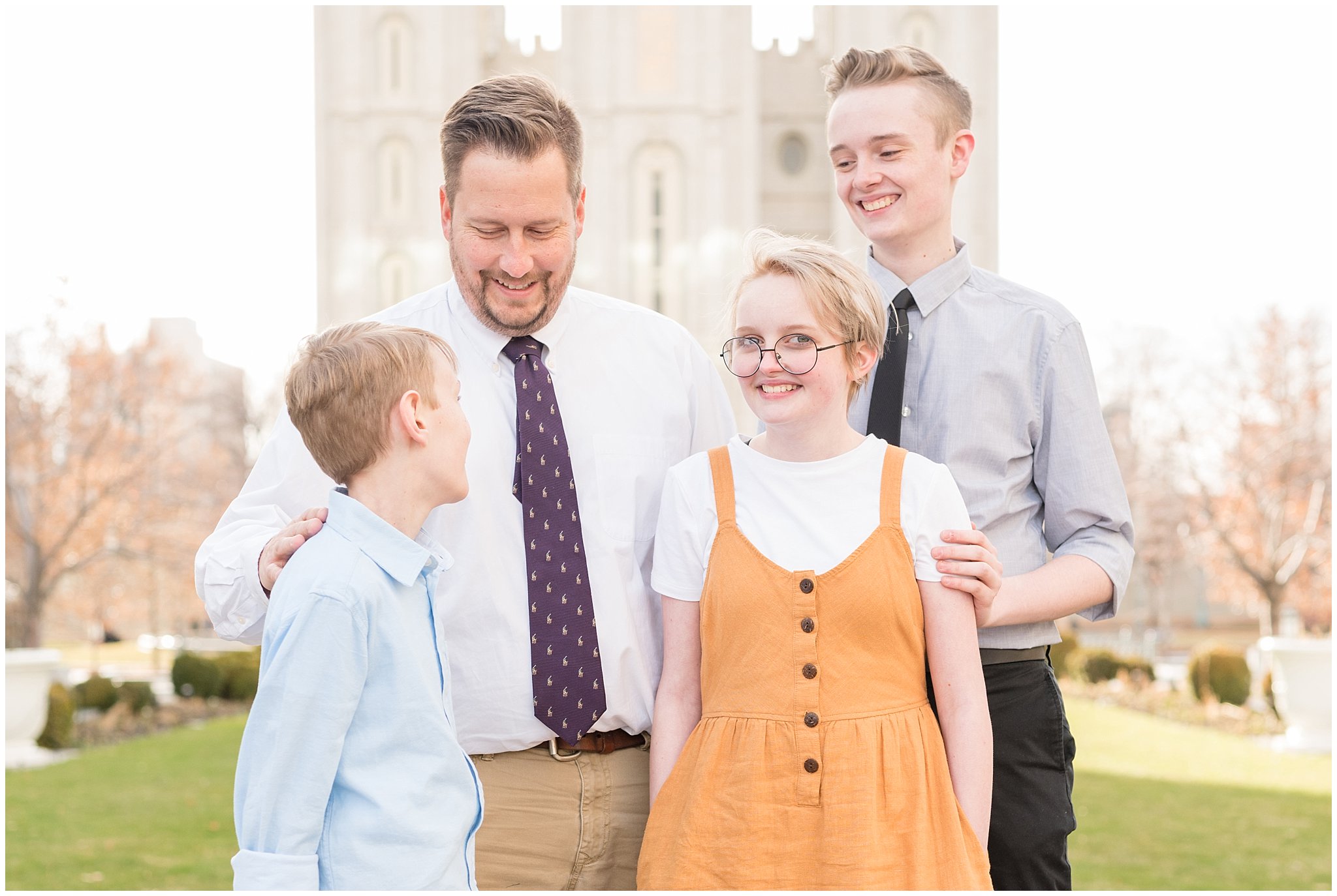 Dad and kids on pedestal at Salt Lake Temple | Salt Lake Temple Sealing | Jessie and Dallin Photography