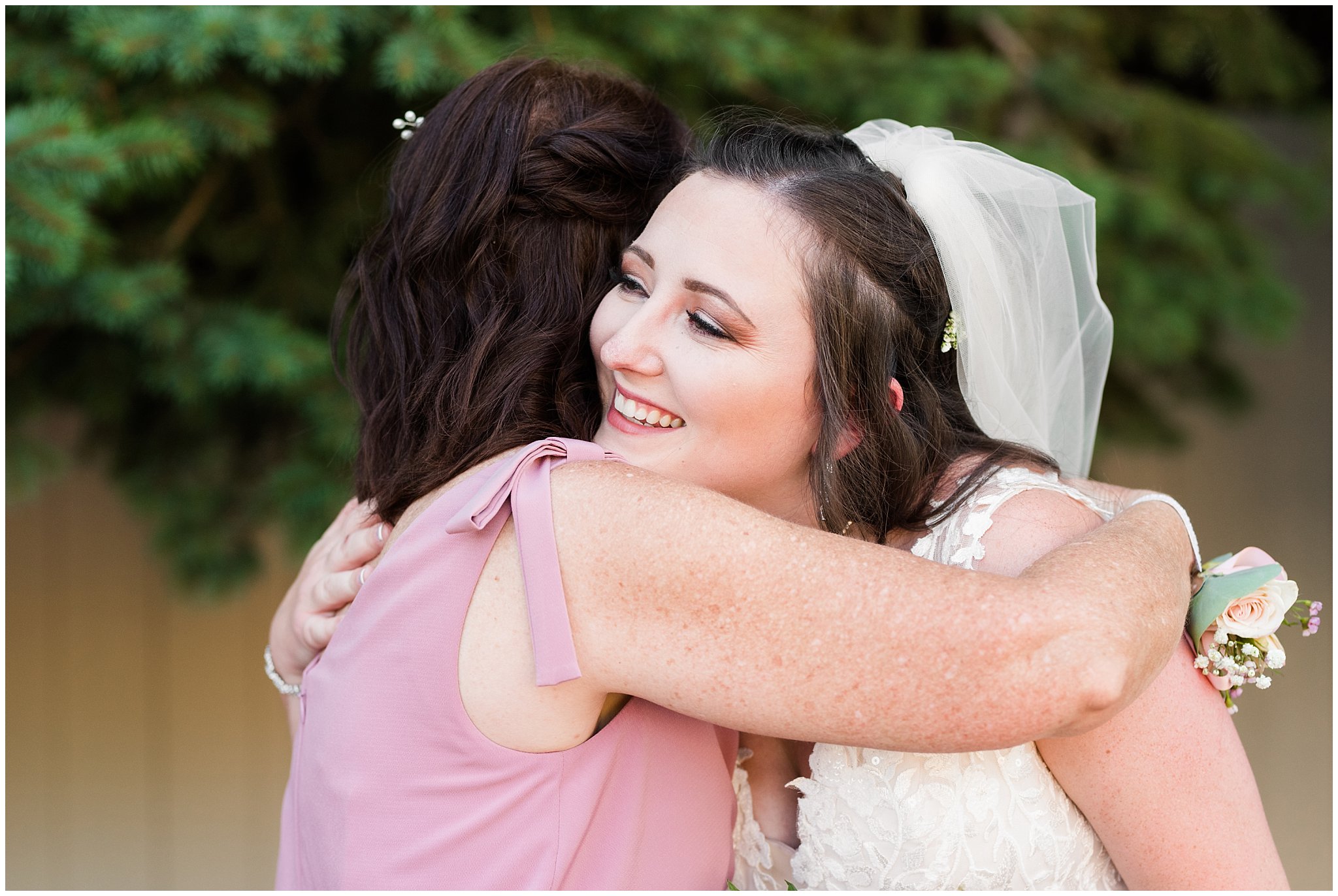Bride hugging mom | Oak Hills Utah Dusty Rose and Gray Summer Wedding | Jessie and Dallin Photography