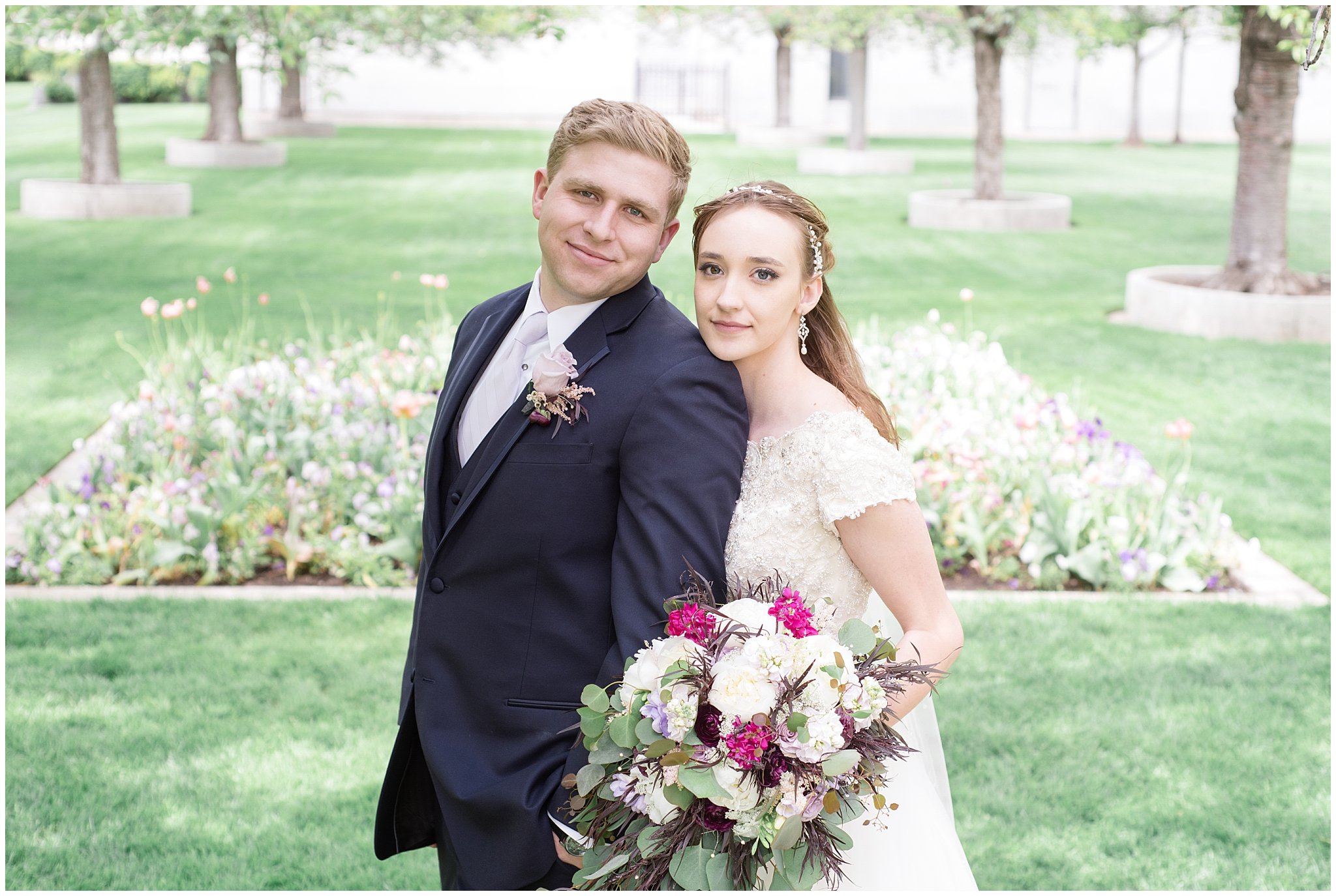 Bride and groom at the Salt Lake Temple | Modern, gorgeous bouquet wedding flowers | Jessie and Dallin Photography