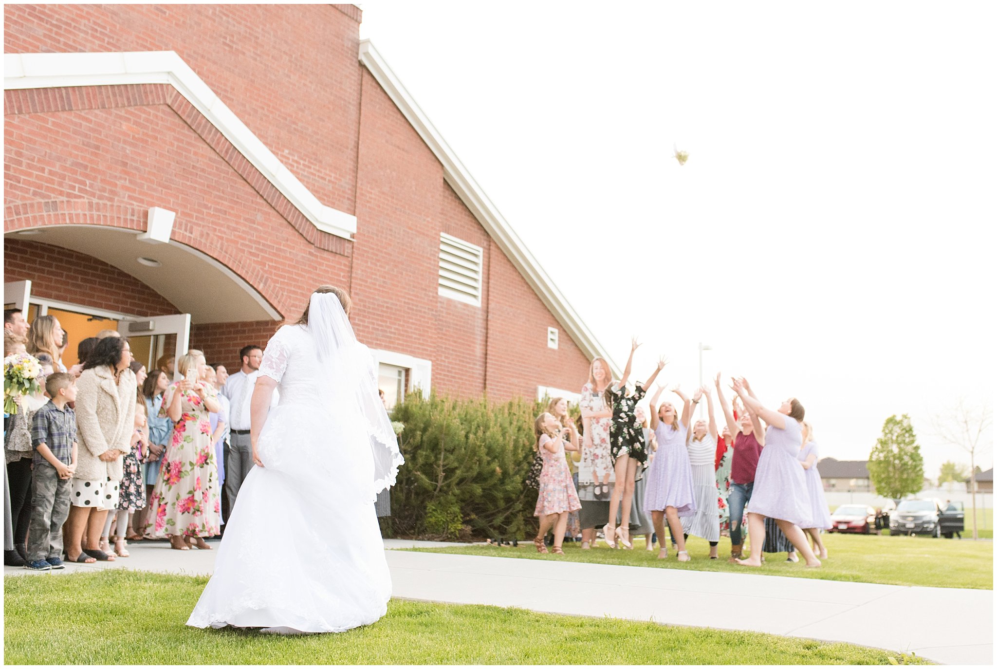 Outdoor bouquet toss | Utah Wedding | Jessie and Dallin Photography