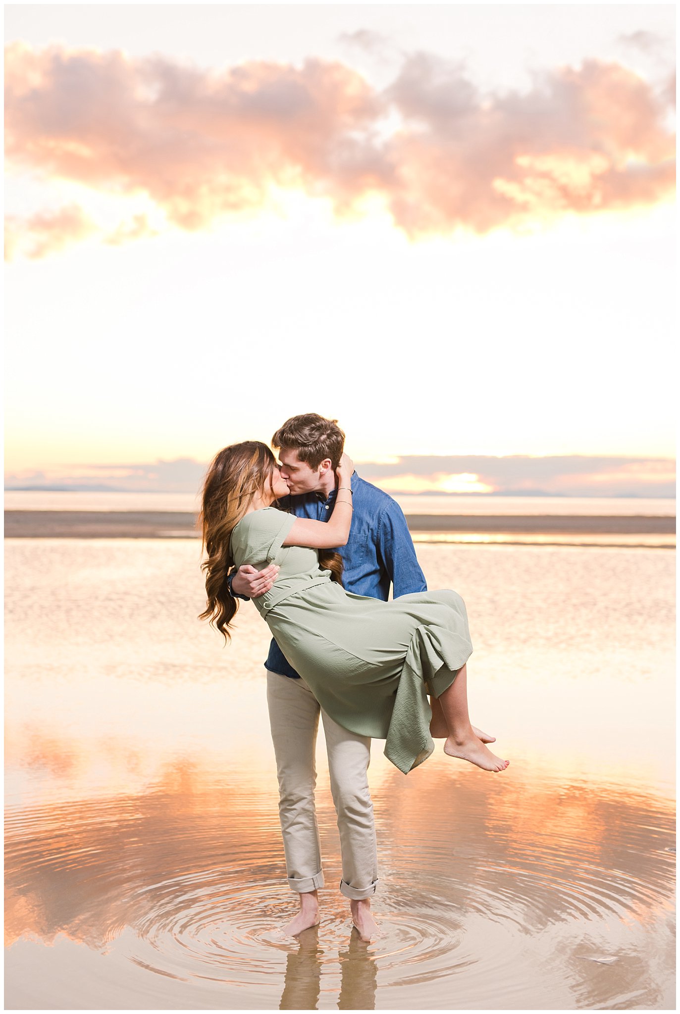 Couple kissing in the water at sunset | Top Utah Wedding and Couples Photos 2019 | Jessie and Dallin Photography